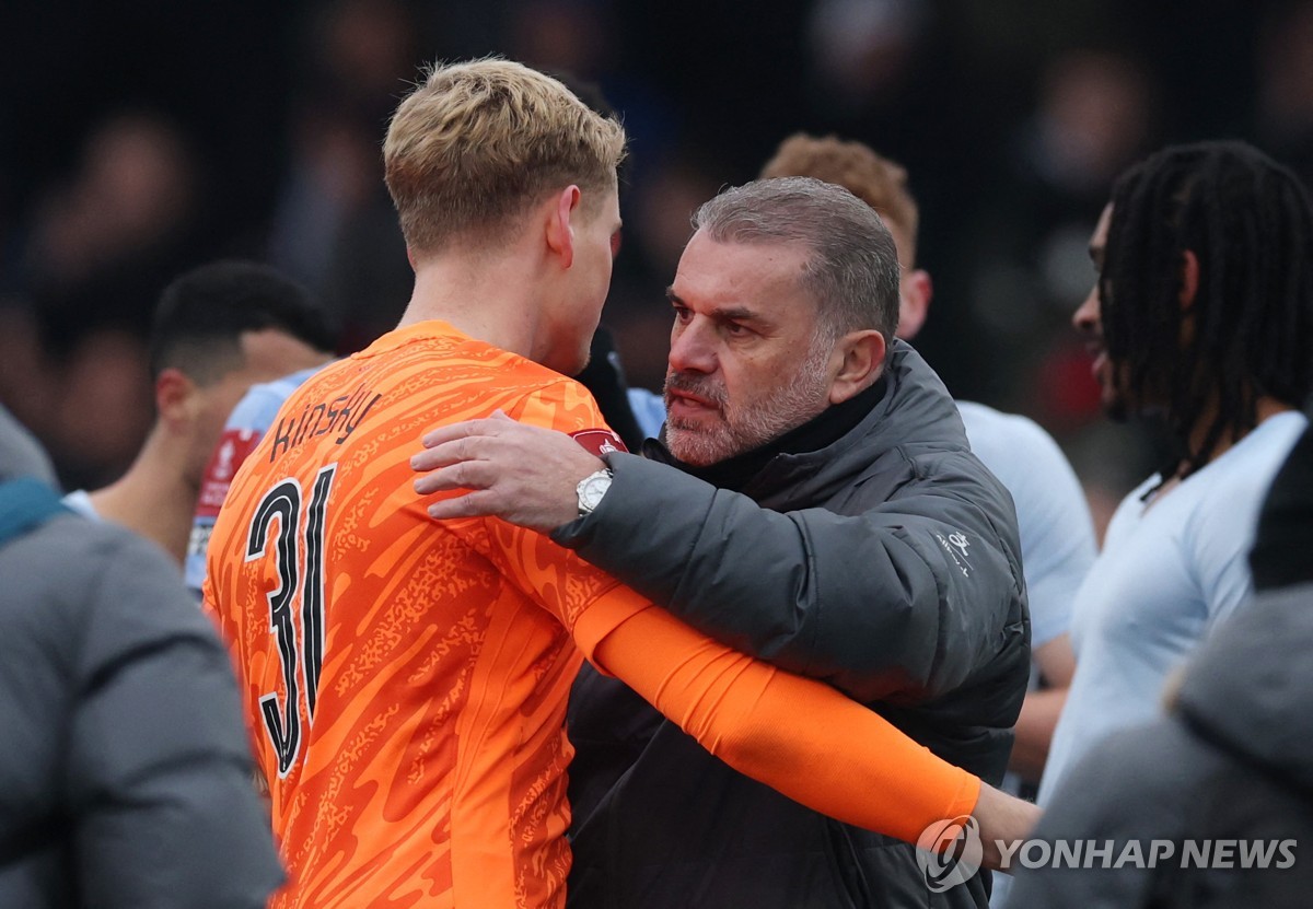 신예 골키퍼 안토닌과 포옹하는 토트넘 포스테코글루 감독