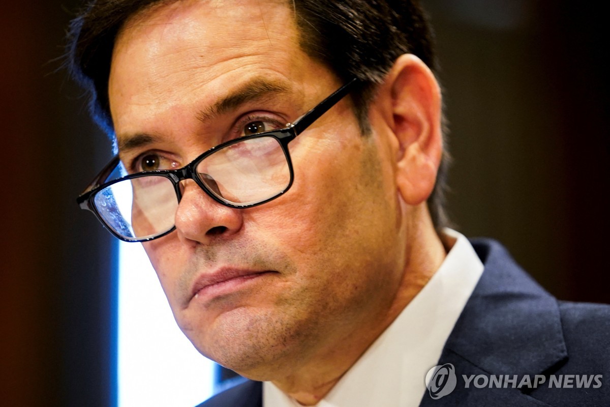 El senador Marco Rubio, candidato del presidente electo Donald Trump para ser secretario de Estado, observa mientras testifica durante una audiencia de confirmación del Comité de Relaciones Exteriores del Senado en el Capitolio en Washington el 15 de enero de 2025 en esta fotografía publicada por Reuters. (Yonhap)