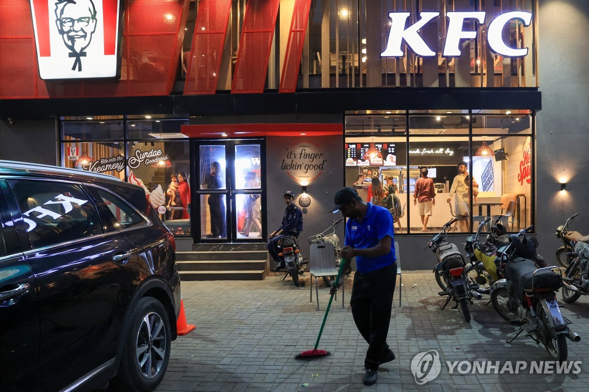 공격 받은 파키스탄 KFC 체인점