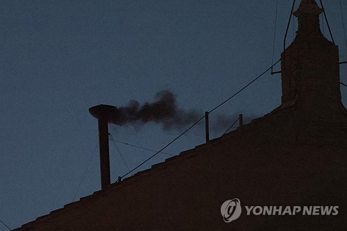 바티칸 굴뚝에 '검은 연기'…콘클라베 첫날 교황 선출 불발
