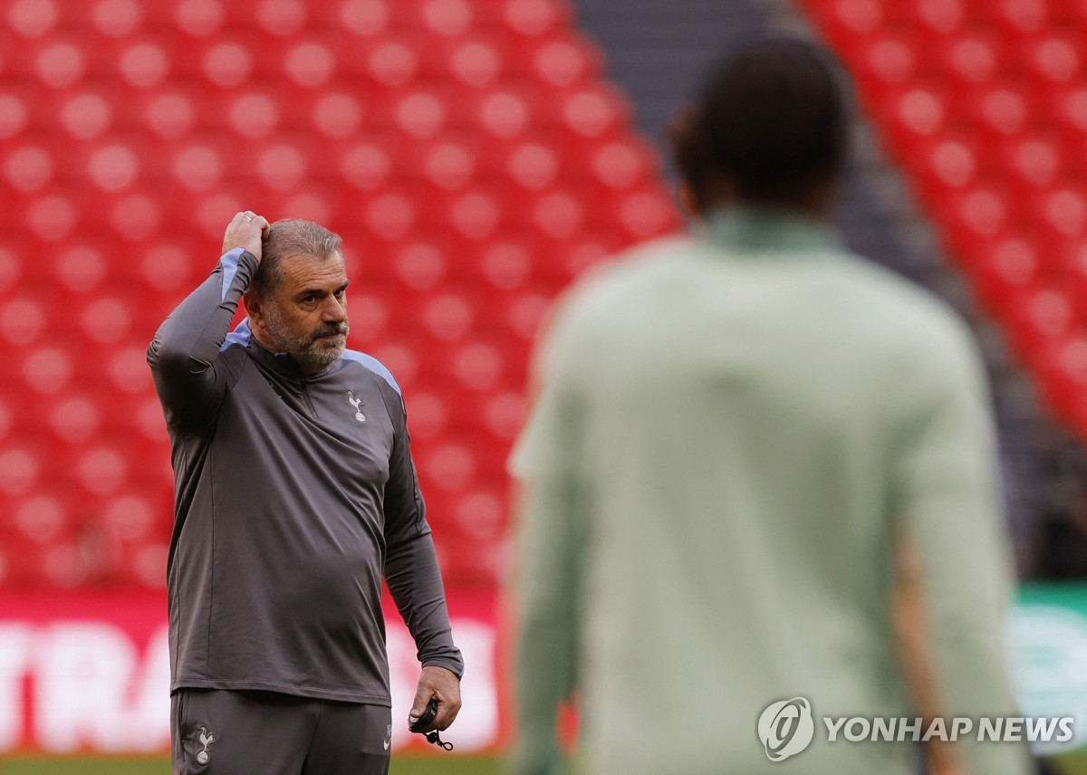 유로파 결승 앞둔 포스테코글루 감독 "난 광대 아니다" 울컥