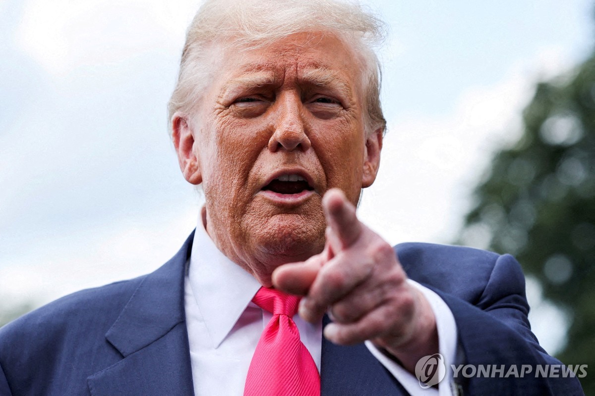 트럼프, '외설편지' 보도 WSJ 편집인에 전용기서 전…