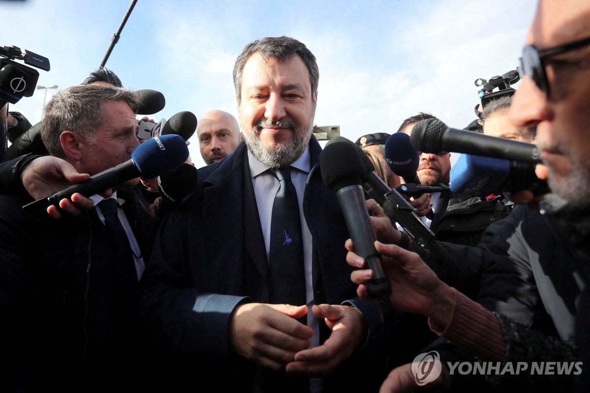 伊 극우 부총리 '난민선 입항 저지' 무죄에 검찰 상고