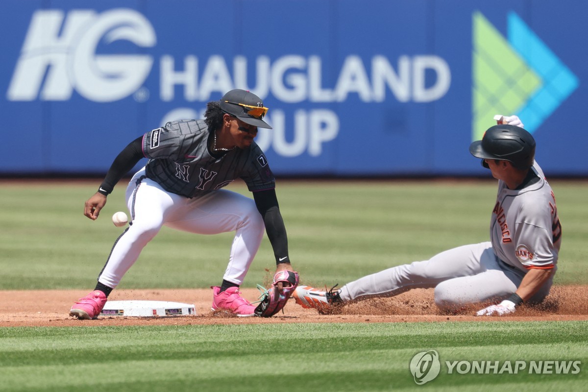 3회 도루에 성공하는 이정후(오른쪽)