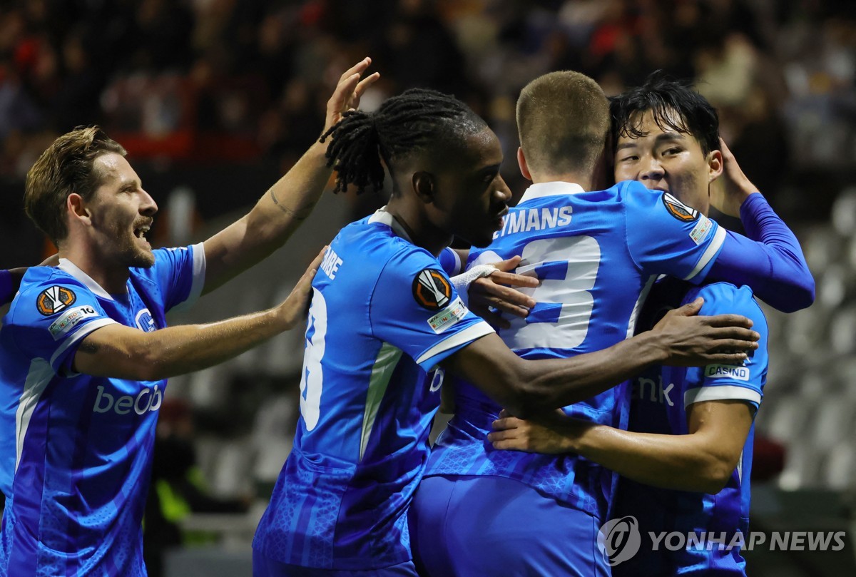 팀 동료들의 축하받는 오현규