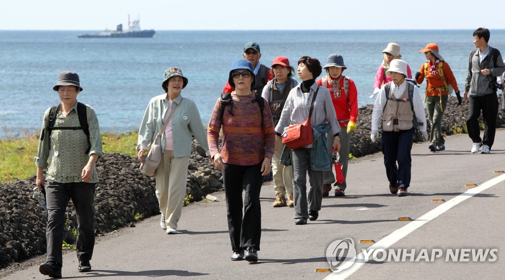 済州島の海岸沿いを歩く日本の観光客（資料写真）＝（聯合ニュース）