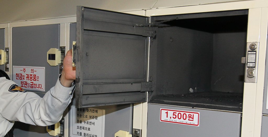 한 경찰관이 서울역의 물품보관함을 열어보이는 모습.(자료사진)