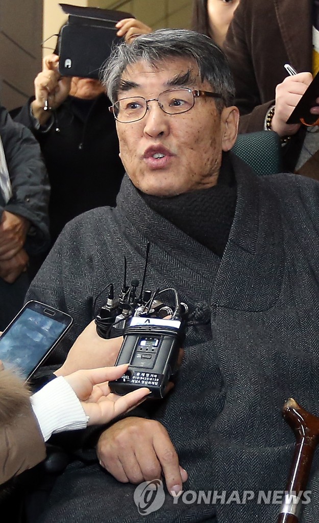 Kim Ji-ha, a poet and democracy activist who was imprisoned in the 1970s for being critical of the military dictatorship, speaks to reporters at the Central District Court in Seoul on Jan. 4, 2013, after the court acquitted him on all charges in a retrial of the case. (Yonhap)