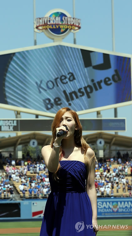 Gentleman Ryu Hyun-Jin gives jersey to Psy after Dodgers beat