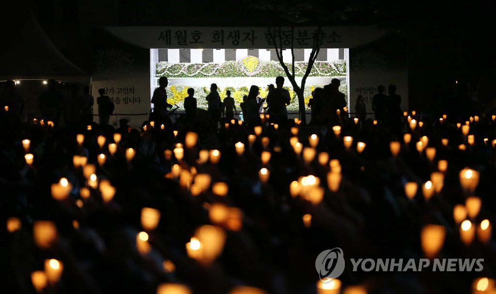 세월호 참사 3차 범국민 촛불행동 참가자들이 31일 시청 앞 서울광장에서 세월호 사망자를 추모하며 촛불을 들고 있다. 