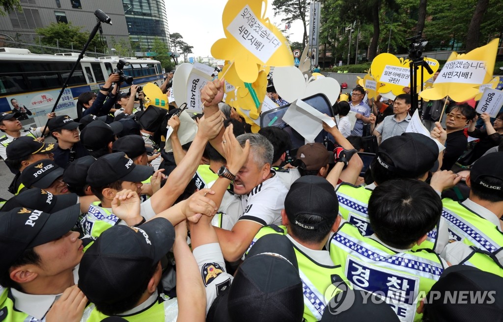 日本大使館前で抗議会見　警察と衝突も