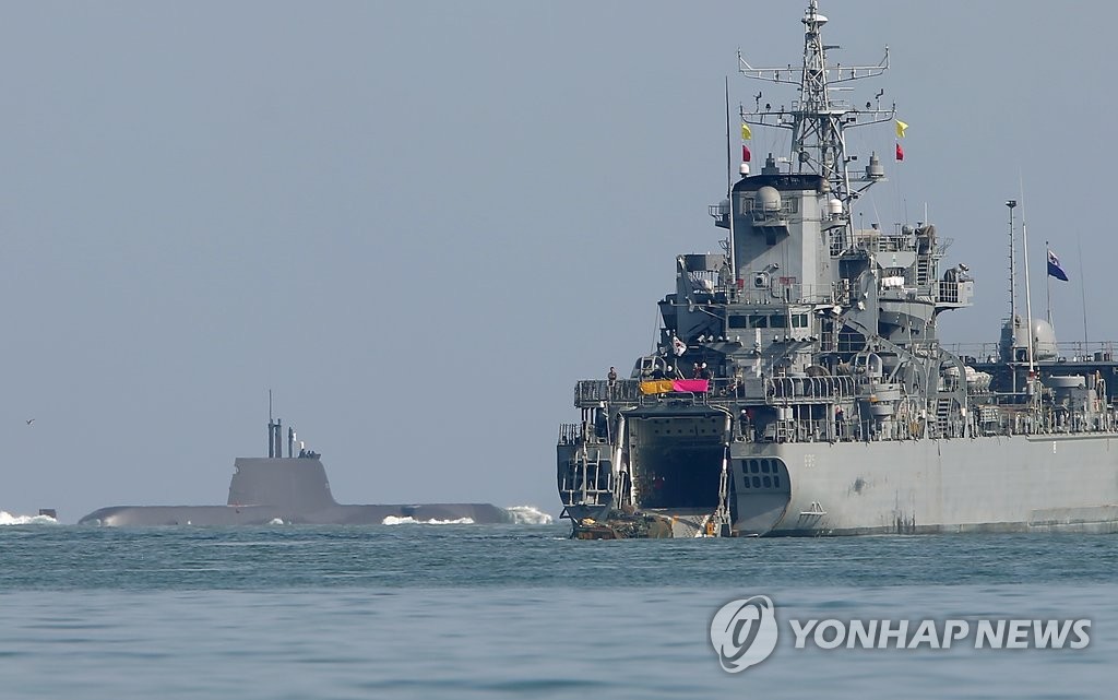 진해 입항 해군 함정서 불, 환자 3명…진화 오래 걸릴…