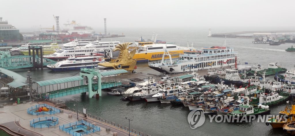 강풍에 발 묶인 인천 여객선·어선들