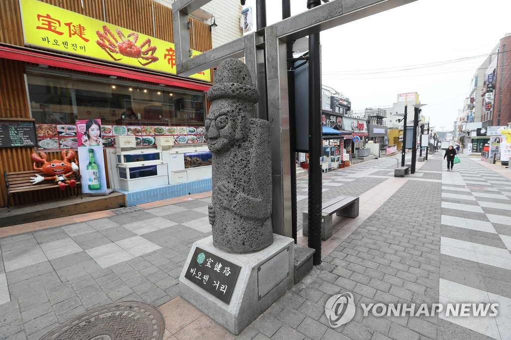 This photo, taken on March 13, 2017, shows Baojian Street, a normally busy shopping district in the city of Jeju on South Korea's largest island of the same name, almost empty as the number of Chinese visitors to South Korea has decreased due to Beijing's economic retaliation over the planned deployment of a U.S. missile defense system, known as the Terminal High Altitude Area Defense, in South Korea. In 2011, the Jeju municipality named the street after Baojian, a Chinese health care product company that brought 11,000 employees to Jeju on incentive tours. (Yonhap)