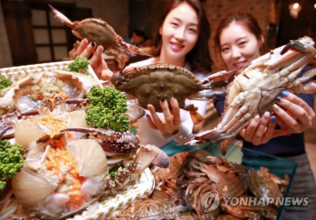 제철 맞아 알이 꽉 찬 암꽃게 보고 가세요~! | 연합뉴스