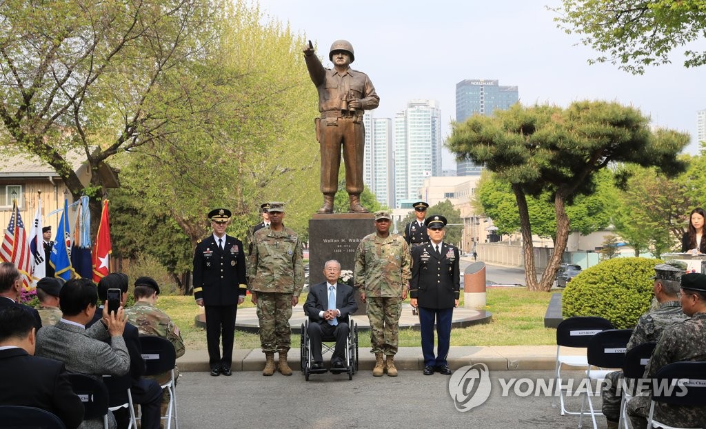 4月25日，在位于首尔龙山的驻韩美军第8军司令部，龙山基地内沃尔顿·沃克将军铜像迁移工作正式启动，这是迁移纪念活动现场照。（韩联社）