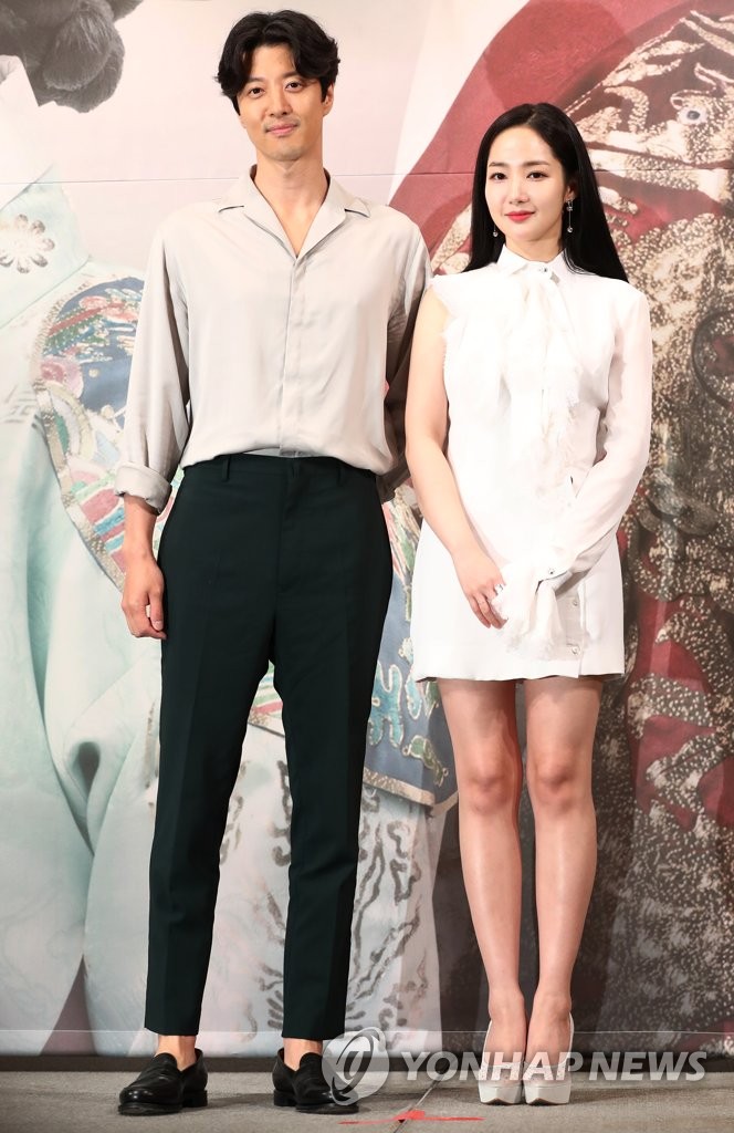 S. Korean actor Lee Dong-gun and actress Park Min-young | Yonhap News Agency