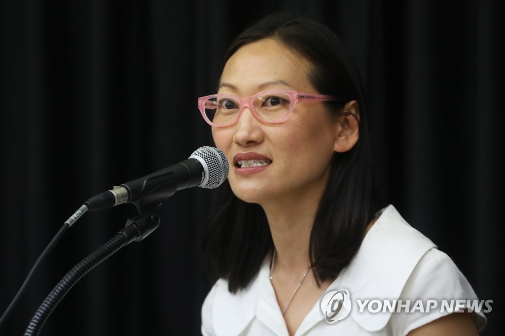 입양 작가 인숙 차펠 국제입양, 극복못할 트라우마 될수도 | 연합뉴스