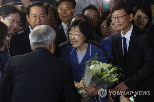 韓国初の女性首相が出所 過酷な２年耐えることができ感謝 聯合ニュース