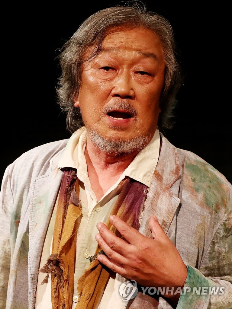 명계남 연극 무대 오른 명계남 | 연합뉴스