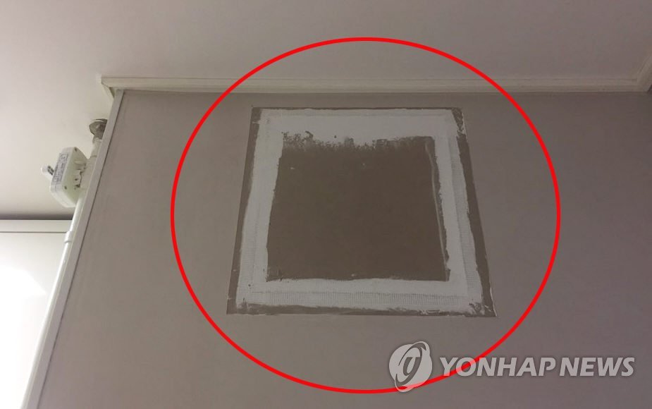 넉달째 미룬 도배공사 | 연합뉴스