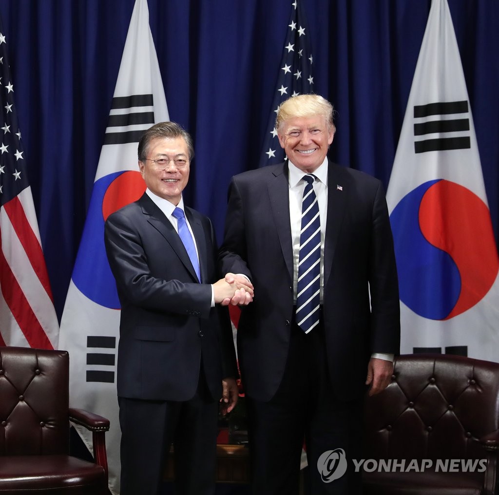 握手を交わす韓米首脳