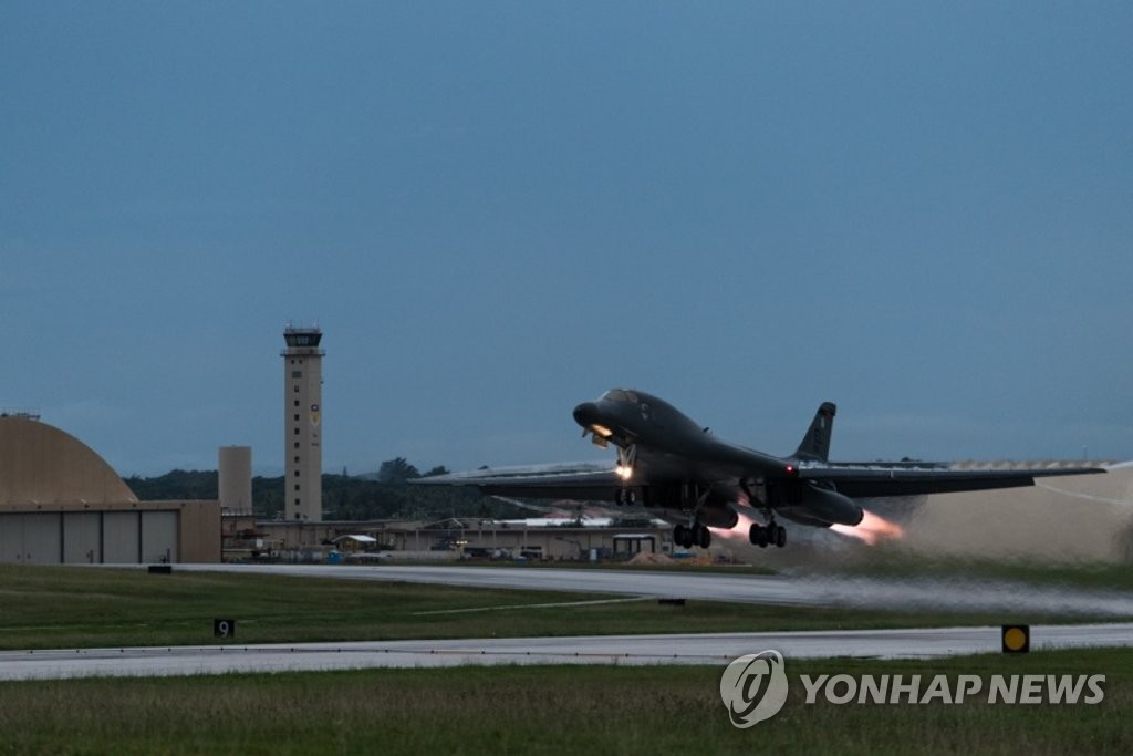 １０日夜、グアムの空軍基地を飛び立つＢ１Ｂ（米太平洋空軍提供）＝１１日、ソウル（聯合ニュース）