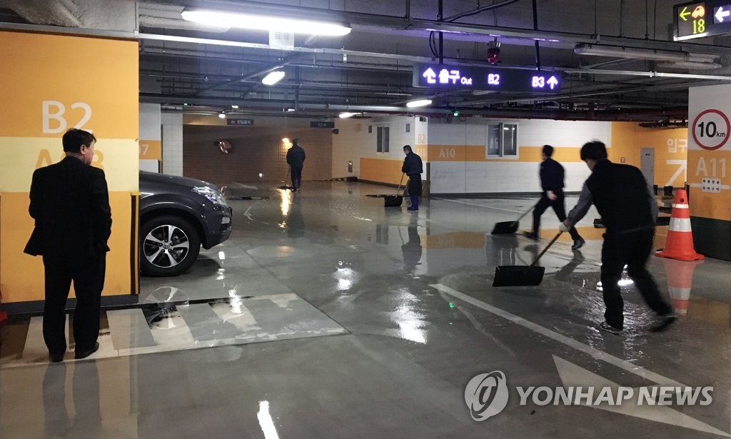 국회 의원회관, 동파로 침수피해 | 연합뉴스