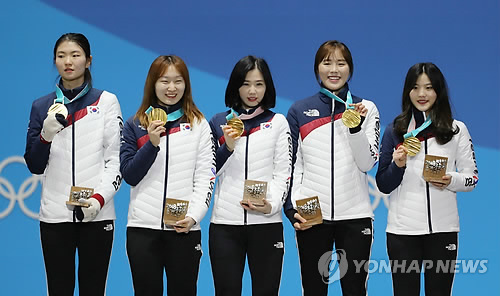 [올림픽] 평창올림픽 금메달 들어 보이는 태극낭자들