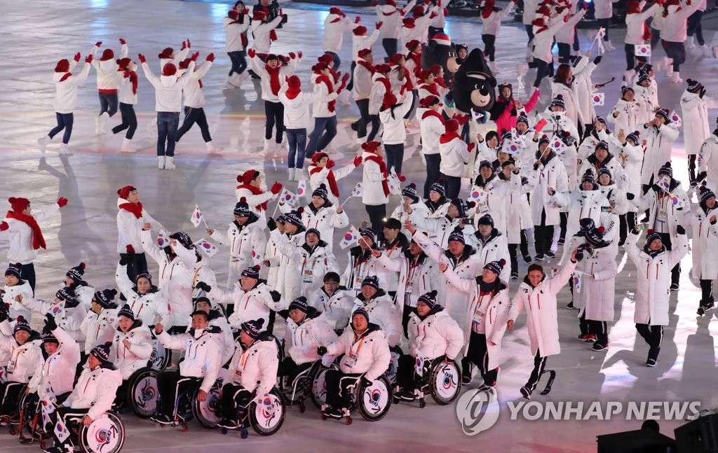 パラリンピックの開会式で入場する韓国選手団＝（聯合ニュース）