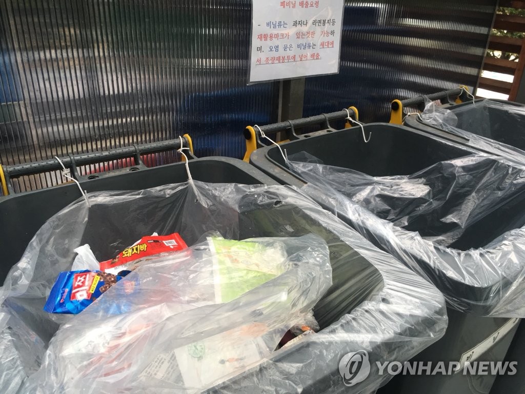 あるマンションの資源ごみ捨て場＝１日、ソウル（聯合ニュース）