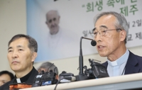제주4·3희생자 추모에 관한 교황 메시지 전하는 강우일 주교(오른쪽)