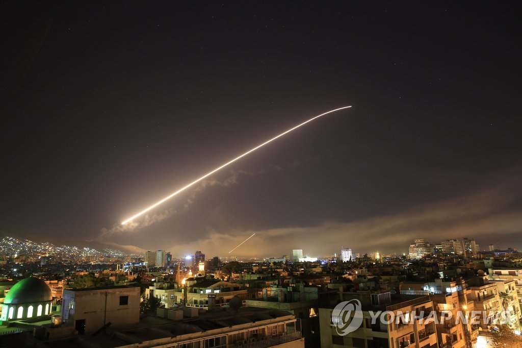 14일(현지시간) 시리아 수도 다마스쿠스의 새벽 하늘 위를 미국이 쏘아올린 미사일이 가로지르고 있다.[AP=연합뉴스]