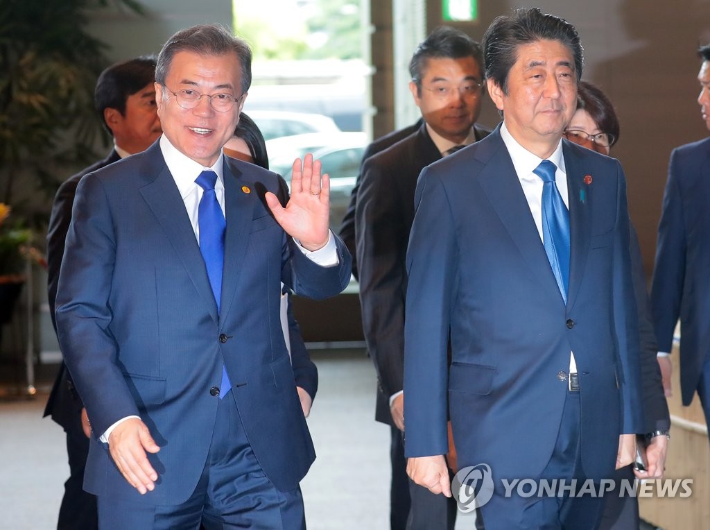 ５月９日、日本を訪問した文大統領（左）と安倍晋三首相＝（聯合ニュース）