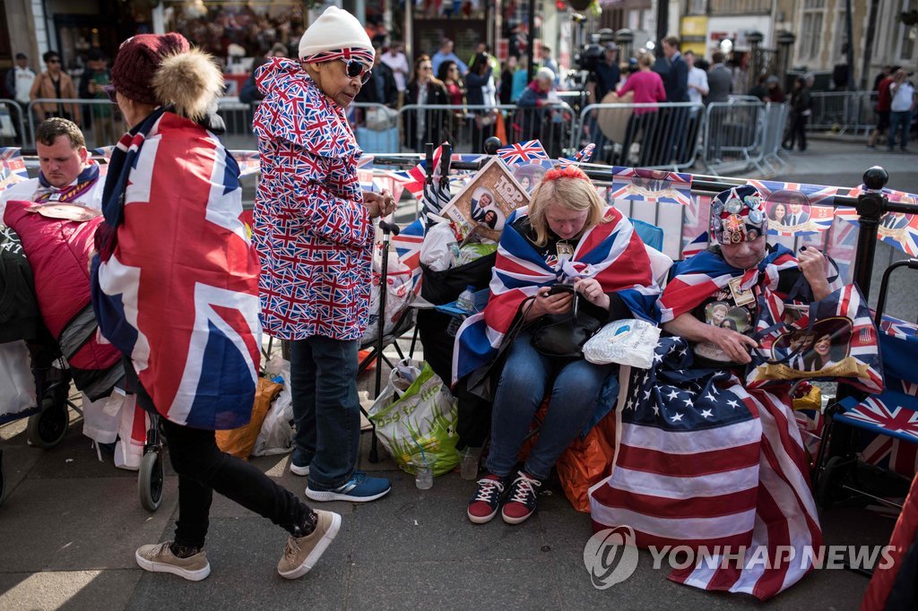 '로열웨딩' 행진 기다리며 노숙하는 영국 사람들