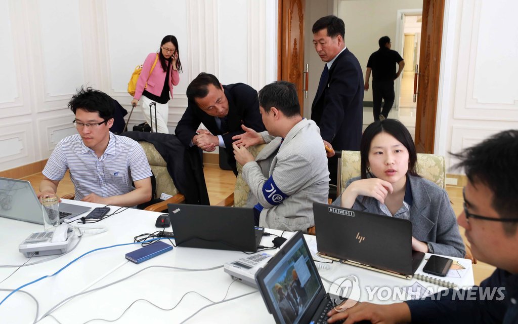 元山のホテルにあるプレスセンターでパソコンを広げる韓国記者団（写真共同取材団）＝（聯合ニュース）