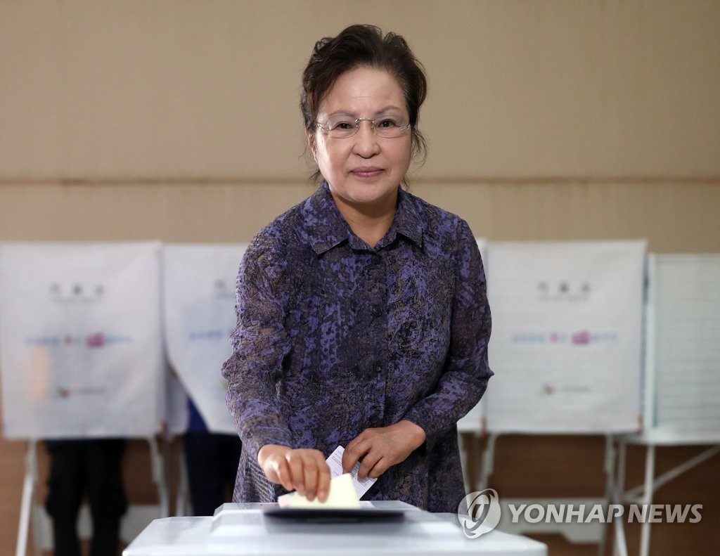 투표하는 권양숙 여사 | 연합뉴스