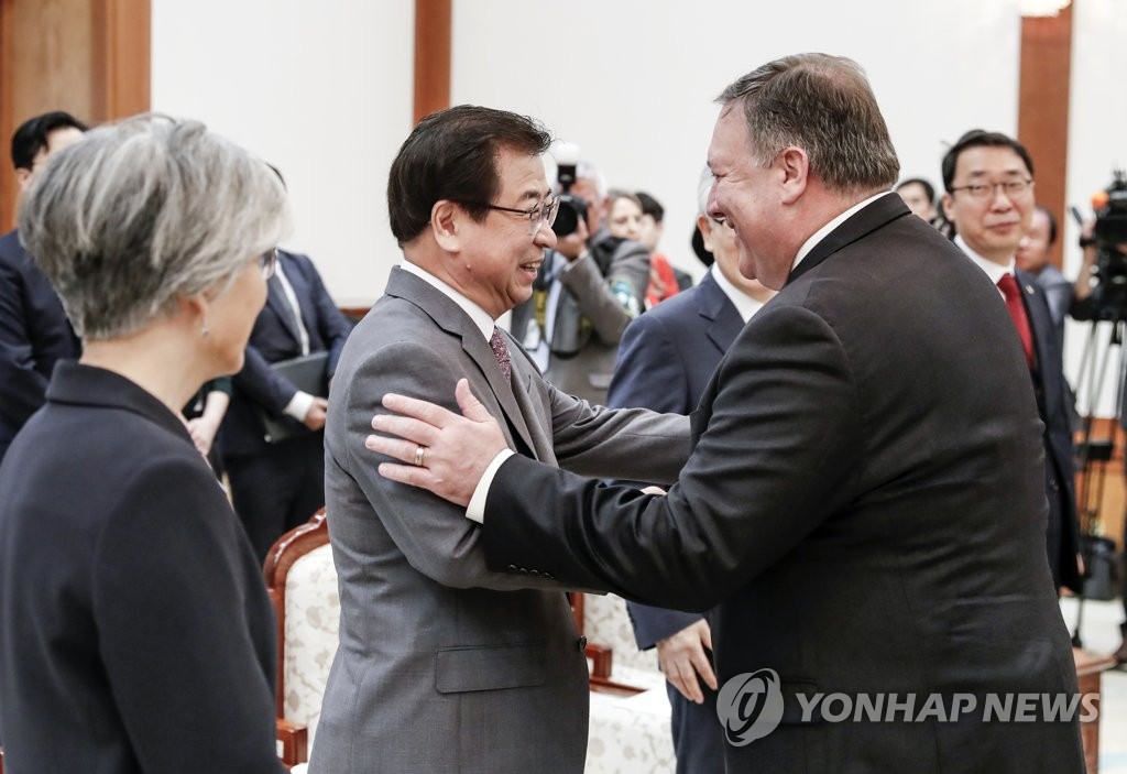 昨年６月に韓国を訪れたポンペオ米国務長官（右）とあいさつを交わす徐院長（資料写真）＝（聯合ニュース）