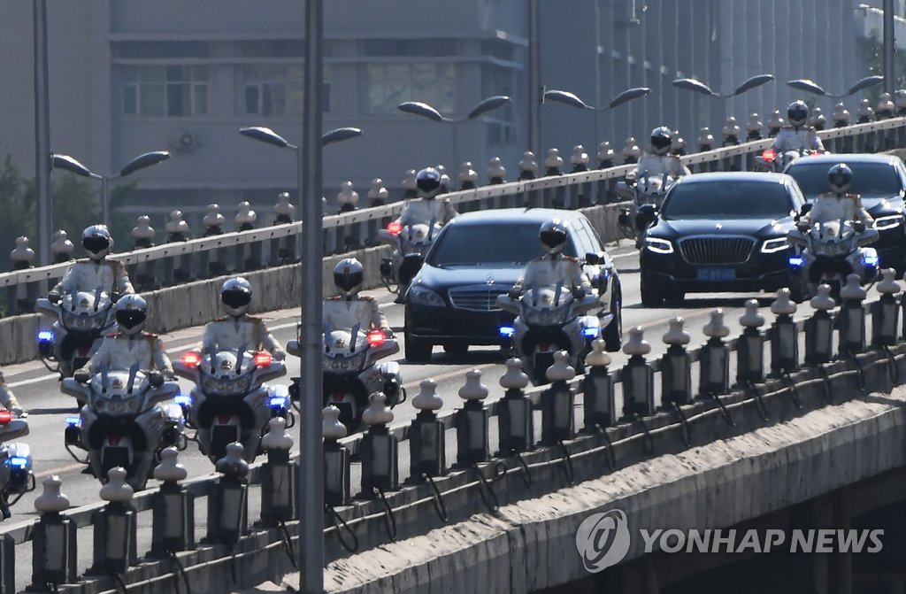 金委員長一行が乗ったとみられる車両が北京市内の道路を走っている＝１９日、北京（ＡＦＰ＝聯合ニュース）