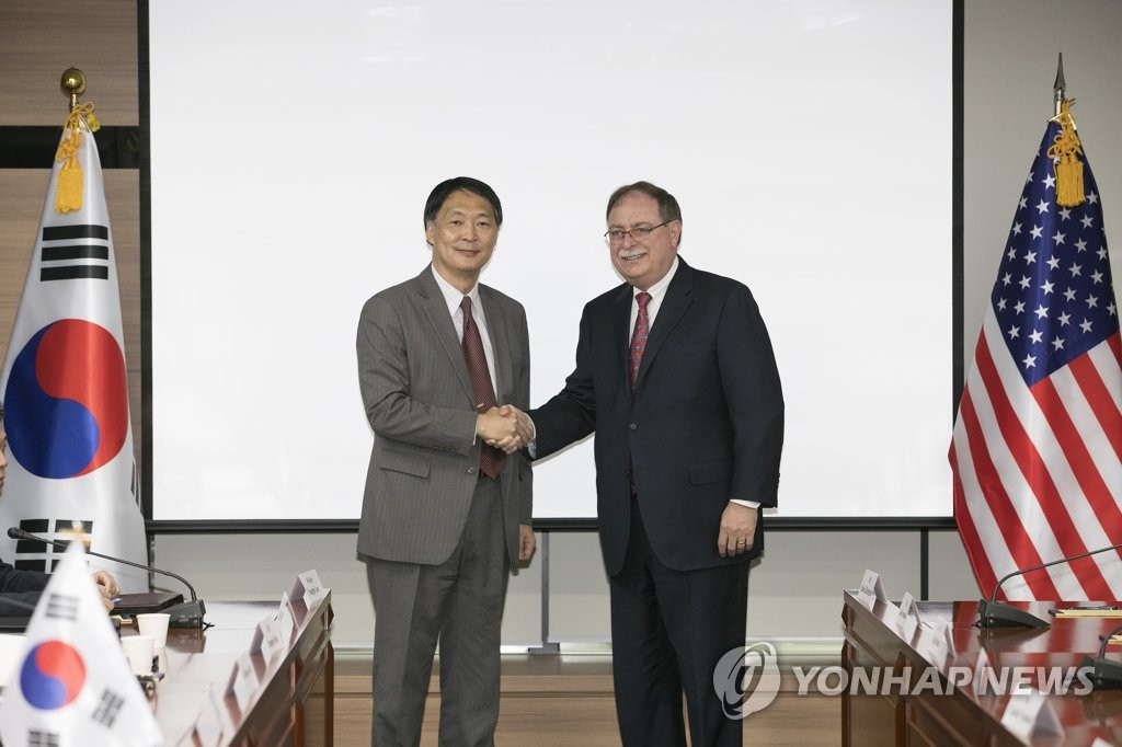 韓米は３月から、２０１９年以降の協定締結に向け交渉してきた。６月の４回目協議で握手を交わす双方の首席代表（資料写真）＝（聯合ニュース）