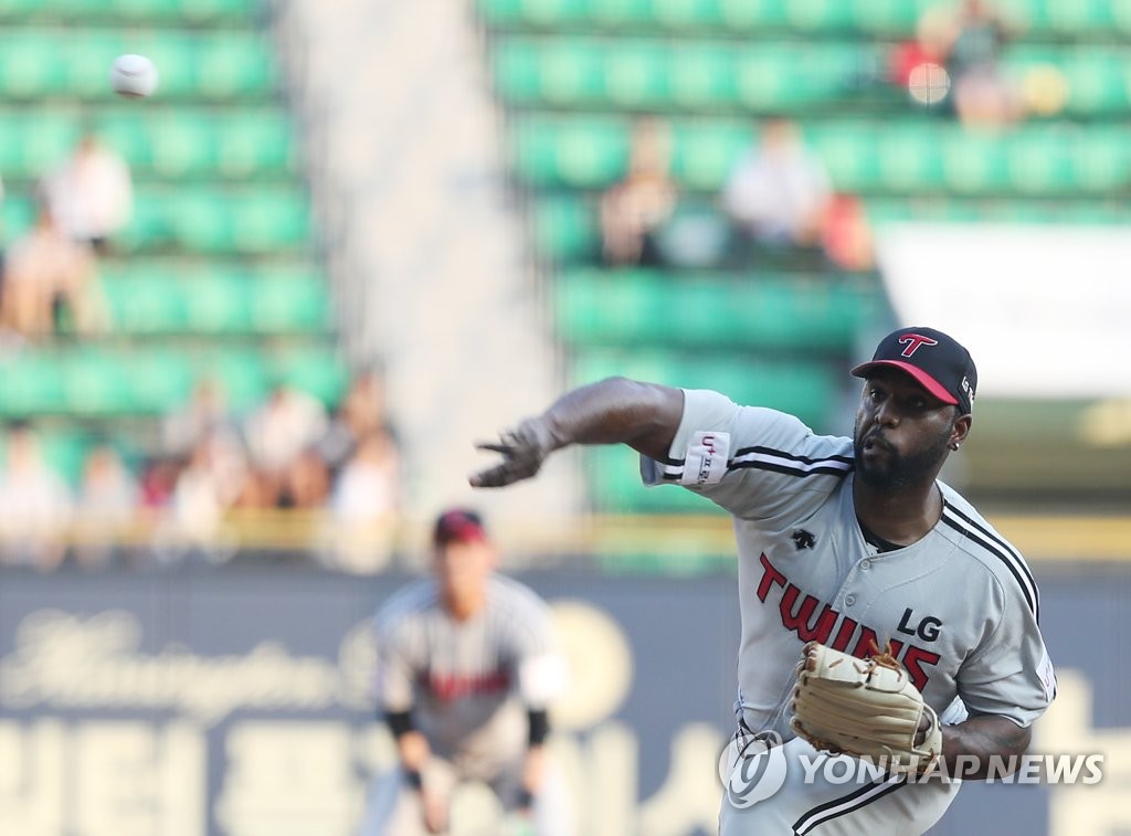 In this file photo from Aug. 1, 2018, Henry Sosa, then pitching for the LG Twins, is in action against the Doosan Bears in a Korea Baseball Organization regular season game at Jamsil Stadium in Seoul. (Yonhap)