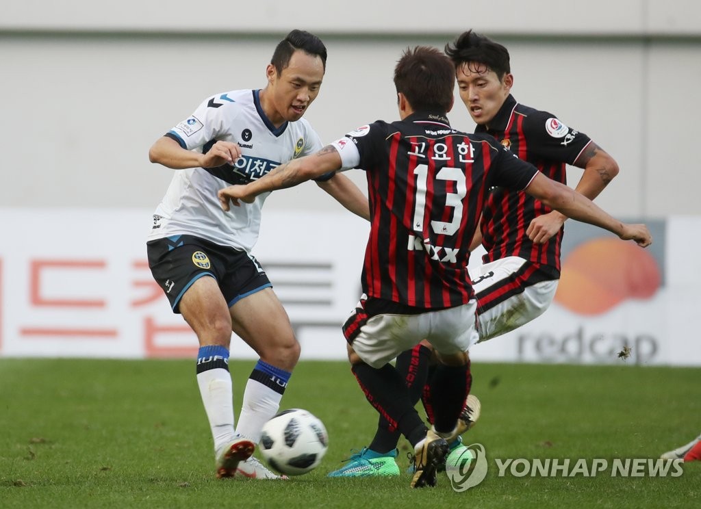 This file photo, taken Sept. 26, 2018, shows Incheon United forward Moon Seon-min (L) controlling the ball against FC Seoul players during a K League 1 match at Seoul World Cup Stadium in Seoul. (Yonhap)