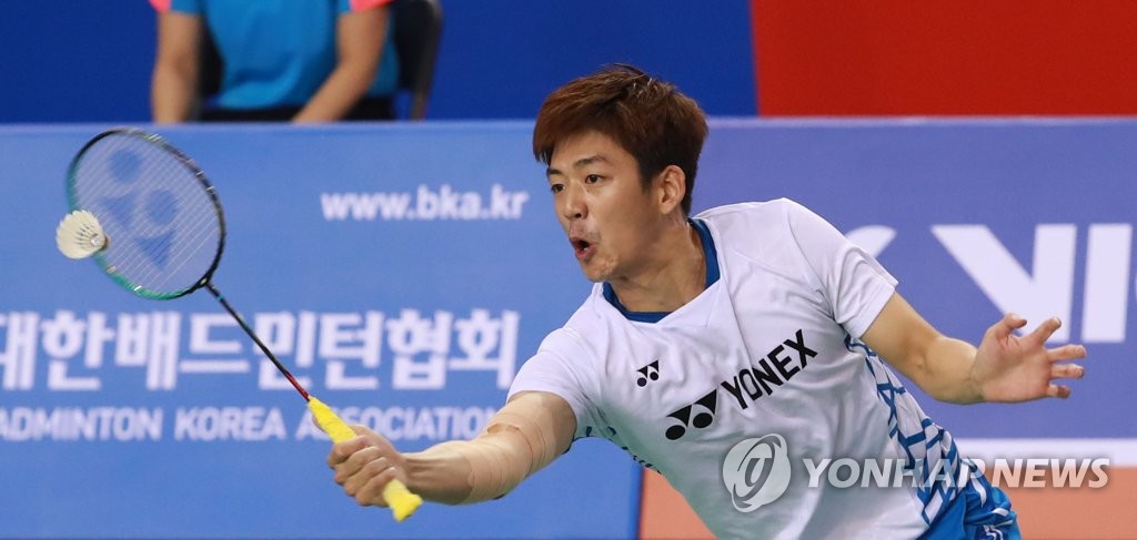 This file photo, taken Sept. 27, 2018, shows South Korean badminton player Lee Yong-dae competing in the men's doubles event at a competition in Seoul. (Yonhap)