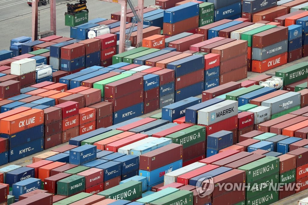 This undated photo shows containers carrying export goods in Busan, South Korea's largest seaport. (Yonhap) 