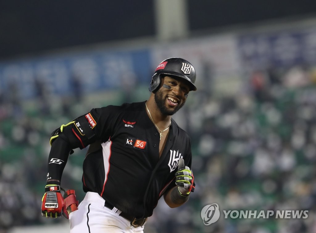 This file photo taken on Oct. 13, 2018, shows KT Wiz player Mel Rojas Jr. after hitting a solo home run against the Doosan Bears in a KBO game at Jamsil Baseball Stadium in Seoul. (Yonhap)