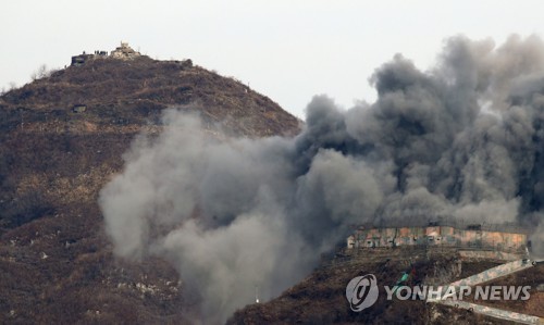 Corea del Sur demuele un puesto de guardia de la DMZ con un explosivo