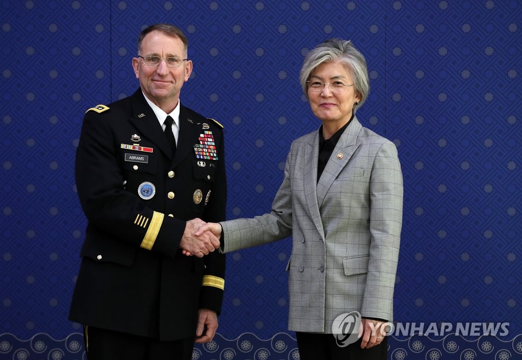 Foreign Minister Kang Kyung-wha (R) shakes hands with U.S. Forces Korea (USFK) Commander Gen. Robert Abrams ahead of their inaugural meeting at the foreign ministry in Seoul on Nov. 20, 2018. (Yonhap) 