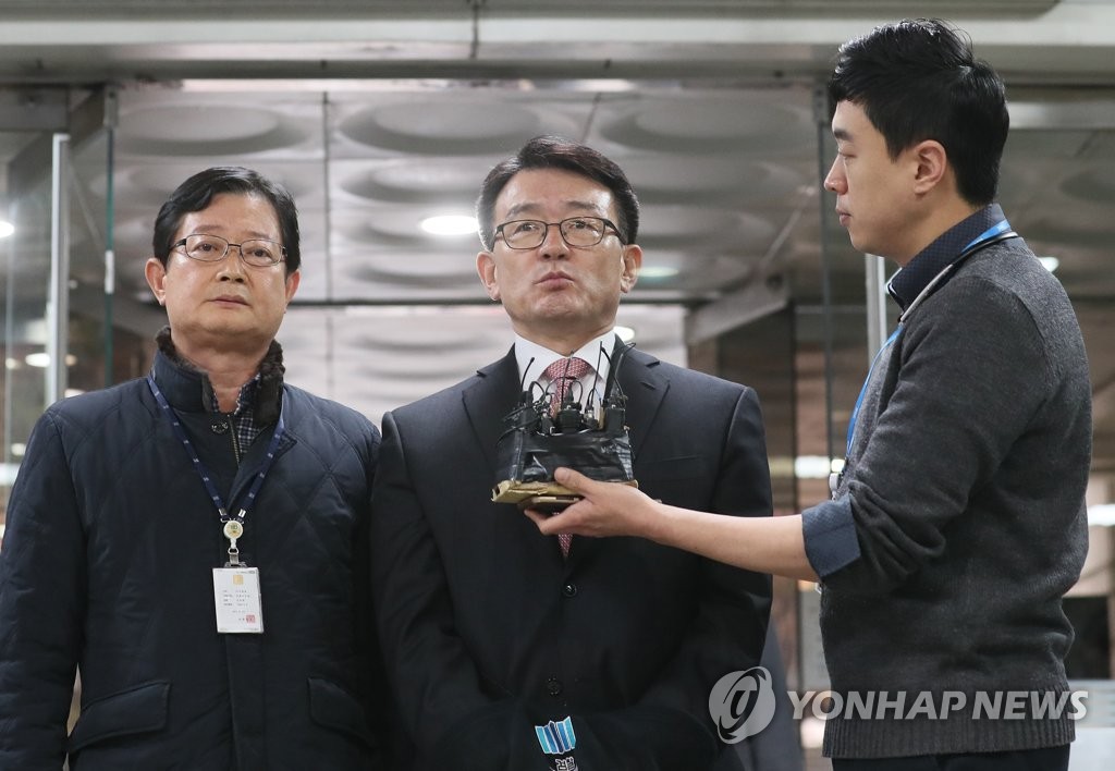 세월호 유가족에 대한 불법 사찰을 지시했다는 의혹을 받는 이재수 전 기무사령관이 지난 3일 오전 서울 서초구 서울중앙지방법원에서 열린 영장실질심사에 출석, 취재진 질문에 답하는 모습[연합뉴스 자료사진]