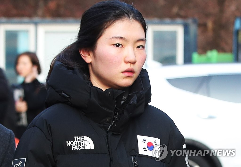 In this file photo from Dec. 17, 2018, South Korean short track speed skater Shim Suk-hee leaves the Suwon District Court in Suwon, 45 kilometers south of Seoul, after testifying against her former coach Cho Jae-beom in his assault trial. (Yonhap)