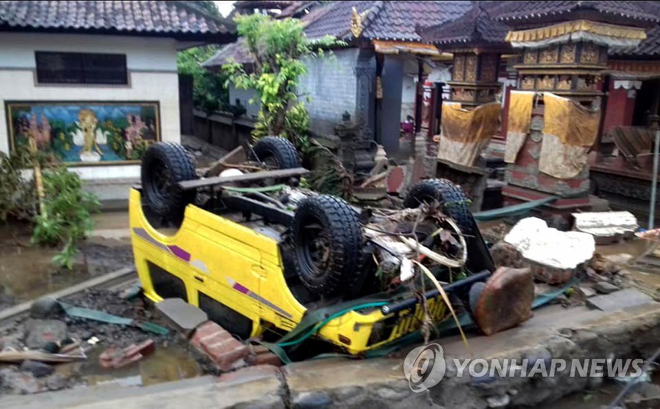 지난 23일 인도네시아 반텐 주 안예르의 순다해협 인근 주택가에 전날 발생한 쓰나미(지진해일)로 승용차 한 대가 뒤집혀 있는 모습 [EPA=연합뉴스 자료사진]